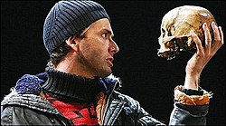 https://upload.wikimedia.org/wikipedia/en/thumb/c/c8/Tennant_and_Tchaikowsky_as_Hamlet_and_Yorick.jpg/250px-Tennant_and_Tchaikowsky_as_Hamlet_and_Yorick.jpg